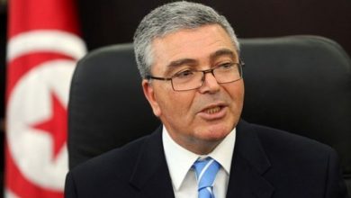 تقدم وزير الدفاع التونسي عبد الكريم الزبيدي صباح اليوم الأربعاء بأوراق ترشحه رسميا لخوض انتخابات الرئاسة في مقر هيئة الانتخابات العليا المستقلة