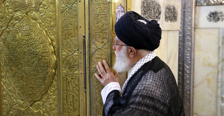 بحضور آية الله الخامنئي.. إقامة مراسم نفض الغبار عن الضریح المقدس لثامن ائمة أهل البیت (علیهم السلام) الامام علي بن موسی الرضا (ع)