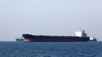 قدمت الولايات المتحدة طلبا لاحتجاز الناقلة الإيرانية جريس 1 في جبل طارق والتي سيطر عليها مشاة البحرية الملكية البريطانية في البحر المتوسط الشهر الماضي. العالم- امريکا واستولى مشاة البحرية البريطانية على ناقلة النفط جريس 1 تحت جنح الظلام قبالة ساحل جبل طارق التابعة لبريطانيا يوم الرابع من يوليو تموز. وكان من المقرر أن تفرج حكومة جبل طارق عن جريس 1 ولكن قبل ساعات فقط من ذلك سعت وزارة العدل الأمريكية إلى احتجازها. وذكرت صحيفة جبل طارق كرونيكل "وزارة العدل الأمريكية تقدمت بطلب لاحتجاز الناقلة الإيرانية العملاقة جريس 1 في جبل طارق قبل ساعات من الموعد الذي كانت حكومة جبل طارق تعتزم الإفراج عنها فيه". ونقلت الصحيفة عن رئيس المحكمة العليا أنتوني دادلي تأكيده أنه لولا التحرك الأمريكي "لكانت الناقلة أبحرت". ولم يتضح بأي شيء يتعلق طلب وزارة العدل الأمريكية. ويعني الطلب أنه لن يتم اتخاذ قرار بشأن مصير جريس 1 إلا في وقت لاحق اليوم الخميس. وأكدت حكومة جبل طارق تقدم واشنطن بالطلب. وقالت في بيان "وزارة العدل الأمريكية تقدمت بطلب لاحتجاز جريس 1 على أساس عدد من المزاعم التي يجري النظر فيها الآن... ستعود القضية إلى المحكمة العليا في جبل طارق في الساعة الرابعة مساء (1400 بتوقيت جرينتش)". وجرى إطلاق سراح قبطان الناقلة الإيرانية وثلاثة ضباط. كان مصدر في جبل طارق قال لرويترز قبل جلسة المحكمة إن من المرجح السماح لجريس 1 بالمغادرة مما أثار تكهنات بشأن تبادل محتمل للناقلة مع إيران. کما قالت وزارة الخارجية البريطانية اليوم الخميس إنه ليس بوسعها التعليق على مصير الناقلة الإيرانية جريس 1.