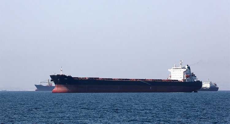 قدمت الولايات المتحدة طلبا لاحتجاز الناقلة الإيرانية جريس 1 في جبل طارق والتي سيطر عليها مشاة البحرية الملكية البريطانية في البحر المتوسط الشهر الماضي. العالم- امريکا واستولى مشاة البحرية البريطانية على ناقلة النفط جريس 1 تحت جنح الظلام قبالة ساحل جبل طارق التابعة لبريطانيا يوم الرابع من يوليو تموز. وكان من المقرر أن تفرج حكومة جبل طارق عن جريس 1 ولكن قبل ساعات فقط من ذلك سعت وزارة العدل الأمريكية إلى احتجازها. وذكرت صحيفة جبل طارق كرونيكل "وزارة العدل الأمريكية تقدمت بطلب لاحتجاز الناقلة الإيرانية العملاقة جريس 1 في جبل طارق قبل ساعات من الموعد الذي كانت حكومة جبل طارق تعتزم الإفراج عنها فيه". ونقلت الصحيفة عن رئيس المحكمة العليا أنتوني دادلي تأكيده أنه لولا التحرك الأمريكي "لكانت الناقلة أبحرت". ولم يتضح بأي شيء يتعلق طلب وزارة العدل الأمريكية. ويعني الطلب أنه لن يتم اتخاذ قرار بشأن مصير جريس 1 إلا في وقت لاحق اليوم الخميس. وأكدت حكومة جبل طارق تقدم واشنطن بالطلب. وقالت في بيان "وزارة العدل الأمريكية تقدمت بطلب لاحتجاز جريس 1 على أساس عدد من المزاعم التي يجري النظر فيها الآن... ستعود القضية إلى المحكمة العليا في جبل طارق في الساعة الرابعة مساء (1400 بتوقيت جرينتش)". وجرى إطلاق سراح قبطان الناقلة الإيرانية وثلاثة ضباط. كان مصدر في جبل طارق قال لرويترز قبل جلسة المحكمة إن من المرجح السماح لجريس 1 بالمغادرة مما أثار تكهنات بشأن تبادل محتمل للناقلة مع إيران. کما قالت وزارة الخارجية البريطانية اليوم الخميس إنه ليس بوسعها التعليق على مصير الناقلة الإيرانية جريس 1.