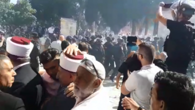 شهدت باحات المسجد الأقصى صباح اليوم الأحد اشتباكات عنيفة بين المصليين الفلسطينيين وشرطة العدو الإسرائيلي
