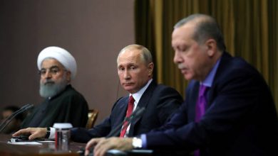 أعلن الكرملين أن قمة ثلاثية تجمع روسيا وتركيا وإيران بشأن سوريا ستعقد الشهر المقبل في تركيا، وأن خطوة واحدة في الواقع بقيت لاستكمال تشكيل اللجنة الدستورية. وقال المتحدث الرسمي باسم الرئاسة الروسية، دميتري بيسكوف للصحفيين اليوم الثلاثاء: "على الرغم من أن العمل على وشك الانتهاء، فإننا في الواقع على بعد خطوة واحدة من وضع اللمسات الأخيرة على العمل على إنشاء لجنة دستورية"​​​. وكان مندوب روسيا الدائم لدى الأمم المتحدة والمنظمات الدولية في جنيف، غينادي غاتيلوف، أعرب مؤخرا عن أمل موسكو بإمكانية عقد الاجتماع الأول للجنة الدستورية السورية في شهر سبتمبر المقبل في جنيف. واتخذ قرار بتشكيل لجنة معنية بصياغة دستور سوري جديد أثناء مؤتمر الحوار الوطني السوري في مدينة سوتشي الروسية، أواخر يناير 2018، وحتى الآن، لا تزال مناقشات مستمرة حول عضويتها. وأعلن وزير الخارجية التركي مولود تشاووش أوغلو، في وقت سابق أن القمة الثلاثية بين روسيا وتركيا وإيران حول سوريا، ستعقد في 11 سبتمبر المقبل في أنقرة.  وعقد رؤساء الدول الضامنة لمؤتمر أستانا، التركي رجب طيب أردوغان، والروسي فلاديمير بوتين، والإيراني حسن روحاني، أكثر من قمة بشأن سوريا، كان آخرها في مدينة سوتشي الروسية، منتصف فبراير الماضي