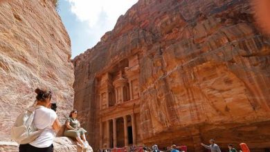 تعرض حافلة سياحية خالية من الركاب لإطلاق عيارات نارية من قبل شخص مجهول في مدينة البتراء جنوب البلاد.عرض حافلة سياحية خالية من الركاب لإطلاق عيارات نارية من قبل شخص مجهول في مدينة البتراء جنوب البلاد.