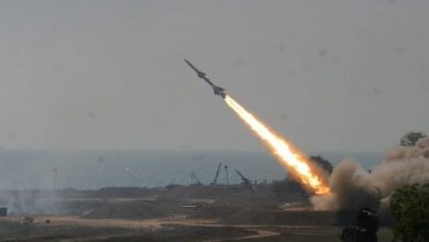 شن الجيش اليمني هجوماً صاروخياً واسعاً على مواقع جيش العدوان السعودي في منطقة جيزان جنوب السعودية