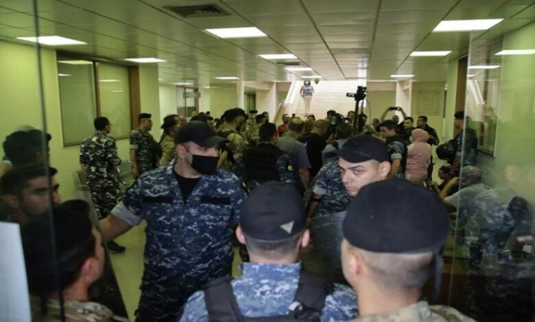 احتجاجاً على الانقطاع المستمر للتيار الكهربائي.!!