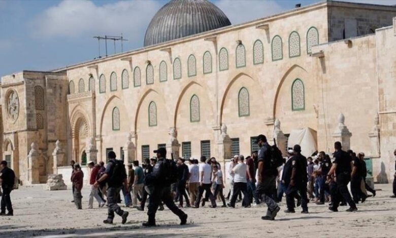 المستوطنون يقتحمون باحات الأقصى...