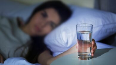 فائدة مذهلة لشرب الماء قبل النوم..!!