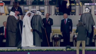 عناق حار بين السيسي وأمير قطر السابق