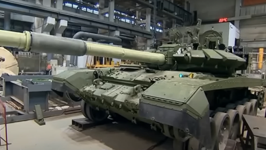 روسيا تكشف عن دبابات T-72B المطوّرة