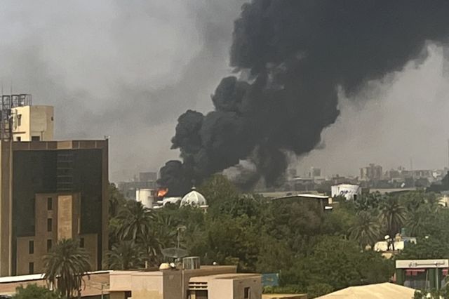 لليوم الثاني.. اشتباكات عنيفة في السودان