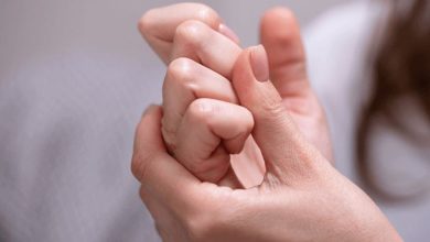 هل تؤدي طقطقة المفاصل إلى التهابها والإصابة بالروماتيزم؟
