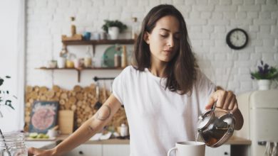 ماذا يحدث لجسمك عند تناول المشروبات الساخنة في الحر؟