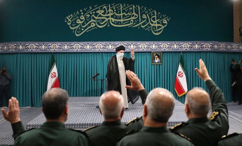 الخامنئي: تنجزون أموراً تعجز عنها الجيوش الكبرى