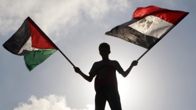الفسطينيون من غزة إلى مصر مقابل صفقة كبيرة..!
