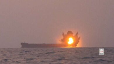 القوات المسلحة اليمنية: استهداف سفينة بزورق "طوفان المدمر" المسيّر