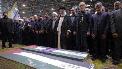 السيد خامنئي يؤم الصلاة على هنية..