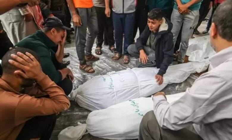 الاحتلال الإسرائيلي يستهدف سوق ومطعم في حي الرمال