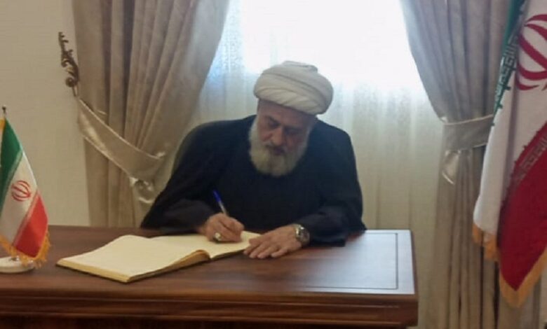 العلامة الخطيب يزور السفارة الإيرانية معزياً بالشهداء