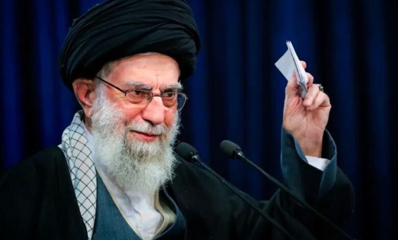 الإمام الخامنئي: المستقبل سيُظهِر التقدّم العسكري والعلمي