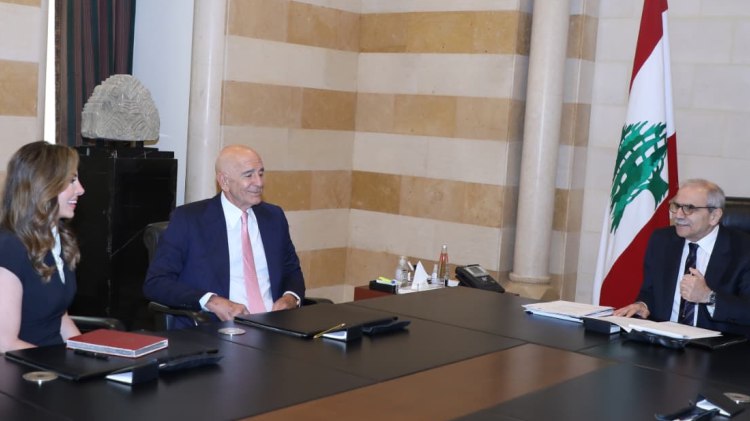 سلام يدعو براك للضغط على الاحتلال الاسرائيلي دعوة لمؤتمر دولي لإعادة إعمار لبنان استقبل رئيس مجلس الوزراء نواف سلام المبعوث الاميركي توم براك، يرافقه مستشارة البعثة الأميركية في الأمم المتحدة مورغان أورتاغوس، والسفيرة الأميركية ليزا جونسون. وقدّم براك التعازي باستشهاد العسكريين في الجنوب الأسبوع الماضي، منوهاً بالقرارات الحكومية الأخيرة. وخلال اللقاء، أكّد رئيس الحكومة أنّ "القرارات الصادرة عن مجلس الوزراء إنما انطلقت من المصلحة الوطنية العليا"، مشدّداً على" وجوب قيام الجانب الأميركي بمسؤوليته في الضغط على "اسرائيل" لوقف الأعمال العدائية، والانسحاب من النقاط الخمس، والإفراج عن الأسرى". كما شدّد رئيس الحكومة على" أولوية دعم وتعزيز قدرات القوات المسلحة اللبنانية، مالاً وعتاداً، بما يمكّنها من أداء المهام المطلوبة منها". وأكّد، في السياق نفسه" أهمية التجديد لقوات اليونيفيل نظراً لدورها في ترسيخ الاستقرار ومساندة الجيش في بسط سلطة الدولة في الجنوب". ومن جهة أخرى، دعا رئيس الحكومة إلى" إعلان التزام دولي واضح بعقد مؤتمر لدعم إعادة الإعمار والتعافي الاقتصادي في لبنان". كما تناول البحث المستجدات في سورية، حيث شدّد الجانبان على" أهمية الحفاظ على وحدتها وتعزيز الاستقرار فيها". #مراياـالدولية