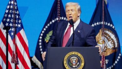 ترامب يلوّح بخطة ثلاثية لنزع النووي