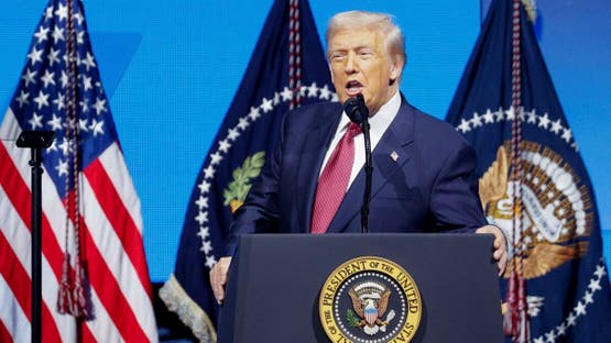 ترامب يلوّح بخطة ثلاثية لنزع النووي