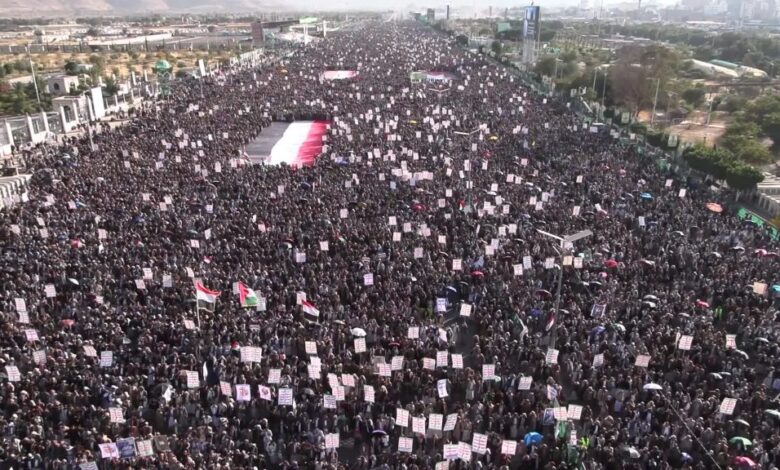 ملايين اليمنيين يحتشدون بميدان السبعين رفضًا للاحتلال  
