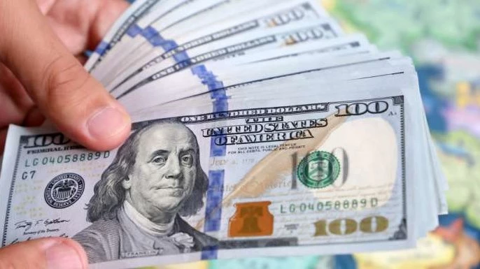 الدولار يتراجع مسجلاً أسوأ أداء سنوي منذ 2017