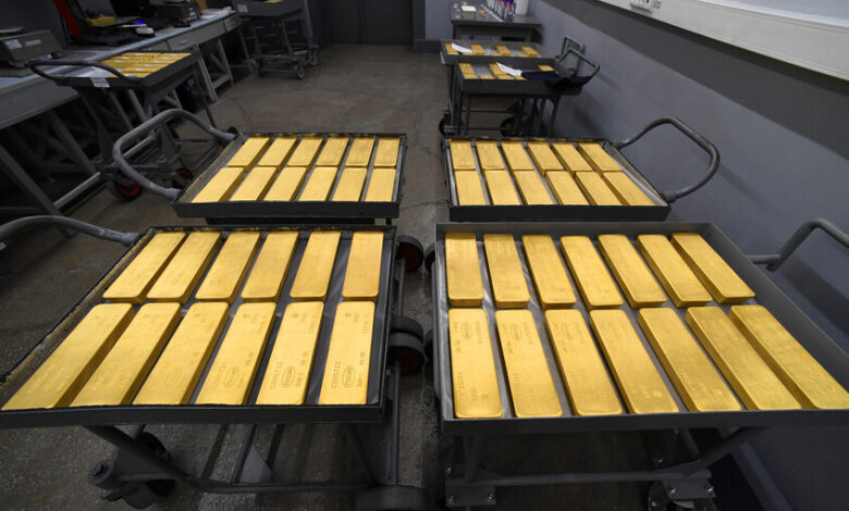 ارتفاع أسعار الذهب مع انخفاض الدولار