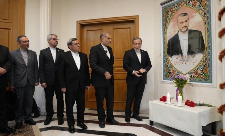 في مستهل زيارته لموسكو.. عراقجي يحيي ذكرى سلفه