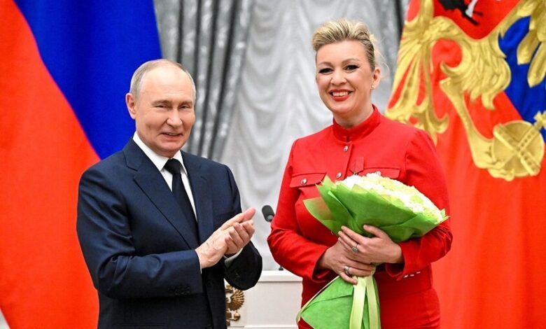 زاخاروفا تنشر صورة لهدية بوتين لها