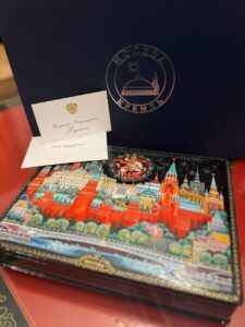 صندوق يحمل رسمة للكرملين والقديس غيورغي المنتصر.