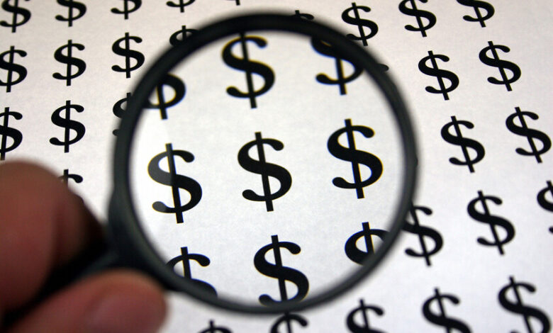 المخاطر الاقتصادية والجيوسياسية تدفع الدولار للتراجع