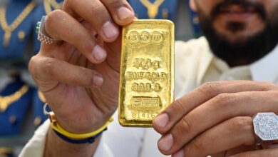 الذهب يتراجع عن حاجز 5000 دولار للأونصة