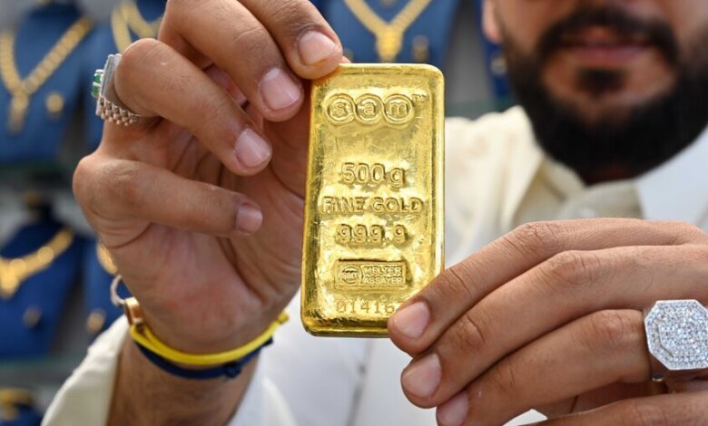 الذهب يتراجع عن حاجز 5000 دولار للأونصة