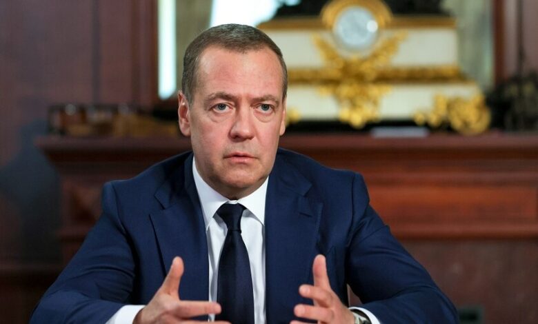 مدفيديف: محاولة واشنطن تبرير أعمالها العسكرية لاتجي نفعاً