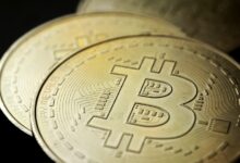 عملة "البيتكوين" تقلص خسائرها بعد انخفاض حاد