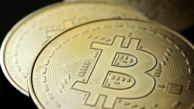 عملة "البيتكوين" تقلص خسائرها بعد انخفاض حاد