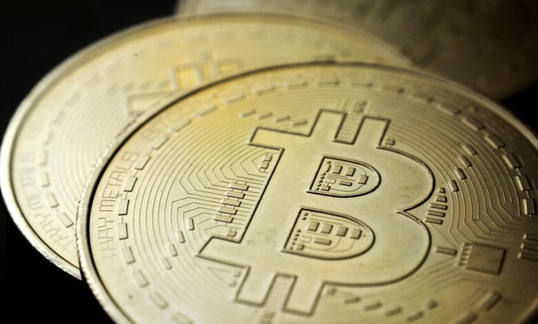 عملة "البيتكوين" تقلص خسائرها بعد انخفاض حاد