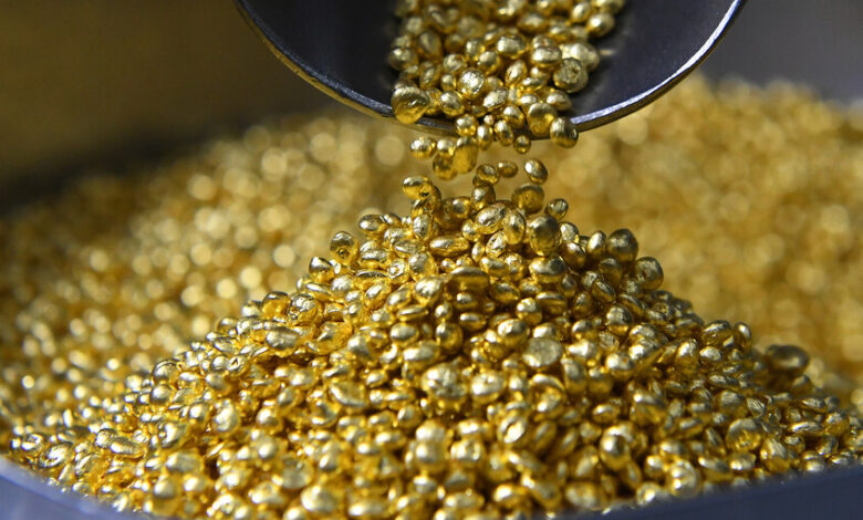 الذهب يهبط مع ارتفاع الدولار