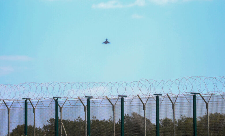 مسيرات من لبنان تستهدف قواعد بريطانية في قبرص  