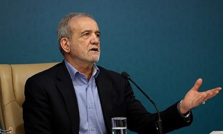 مسعود بزشكيان ينتقد المعايير المزدوجة الدولية ويؤكد رفض الاستسلام