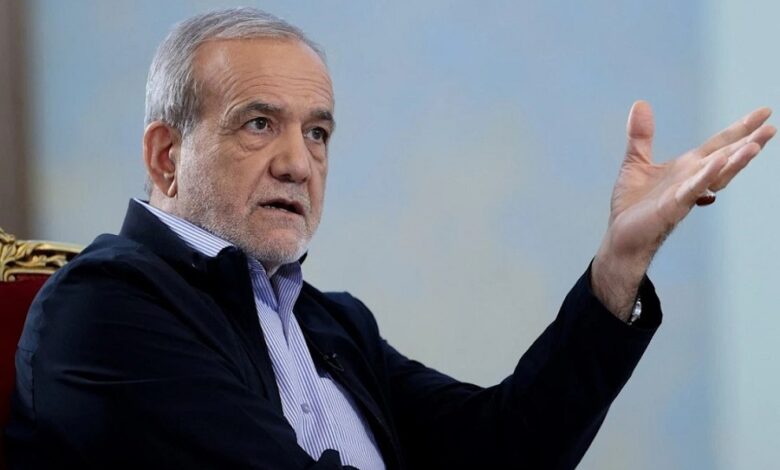 بزشكيان يحذّر من الحصار البحري والتدخل الأجنبي  