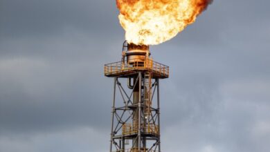 النفط يصعد مدفوعاً بالإغلاق المستمر لمضيق هرمز