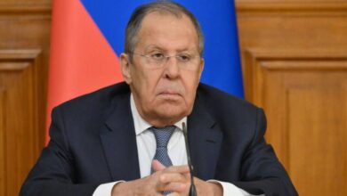 لافروف: روسيا تدعو لوقف القتال فوراً