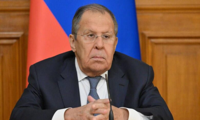 لافروف: روسيا تدعو لوقف القتال فوراً