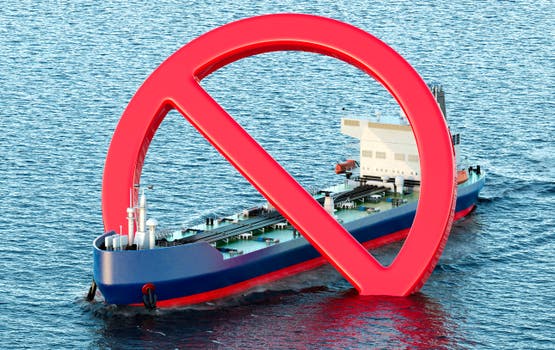 إيران تقلل أثر الحصار البحري وتروّج لمسارات بديلة