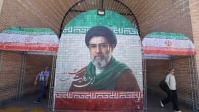 إيران تتمسك بشروط خامنئي وترفض ضغوط واشنطن