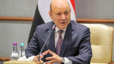 العليمي يطالب بإنهاء نفوذ الجماعات الموالية لطهران