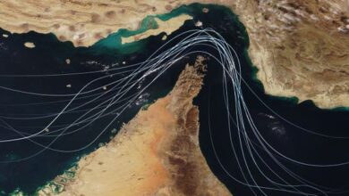 إيران تفرض قبضة بحرية على هرمز